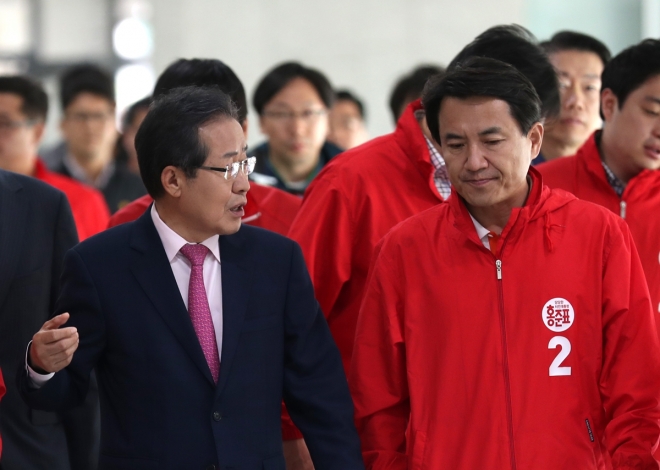 김진태 자유한국당 의원(오른쪽)과 홍준표 대표  연합뉴스