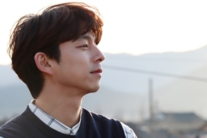 “달콤한 미소”...공유, 훈훈한 근황 포착 ‘남다른 기럭지’