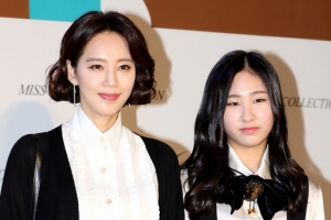 오현경, 사랑스러운 딸과 패션위크 참석 ‘손 꼭 잡고~’