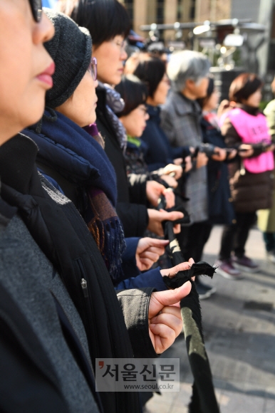 ‘#미투 운동과 함께하는 시민행동’ 관계자들이 22일 오전 서울 종로구 청계광장에서 1박2일(2018분) 이어 말하기 행사에 앞서 미투 운동에 대한 지지와 연대를 의미하는 끈 잇기 퍼포먼스를 하고 있다. 안주영 기자 jya@seoul.co.kr