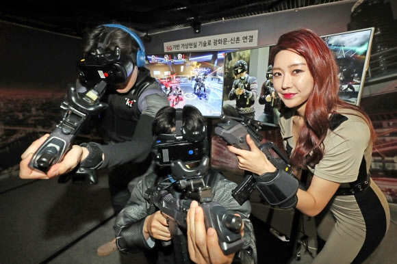 22일 서울 종로구 광화문 KT스퀘어에서 모델들이 KT와 드래곤플라이가 공동 개발한 ‘스페셜포스 VR’의 5G 네트워크 기반 가상현실 멀티플레이를 체험하고 있다.  연합뉴스