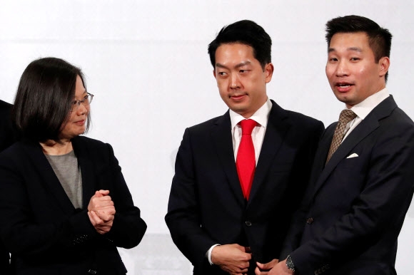 알렉스 웡(오른쪽) 美국무부 동아태 부차관보. 로이터 연합뉴스