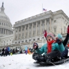 지각 폭설에 눈썰매장된 美연방의사당