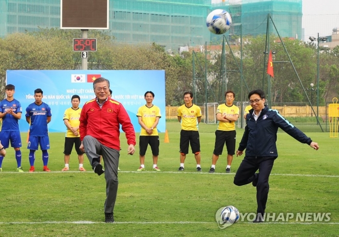 시축하는 문 대통령. 연합뉴스