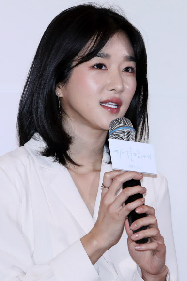 배우 서예지가 22일 오후 서울 용산구 CGV 용산아이파크몰점에서 열린 4DX VR 영화 ’기억을 만나다’ 기자간담회에서 인사말을 하고 있다. <br>연합뉴스