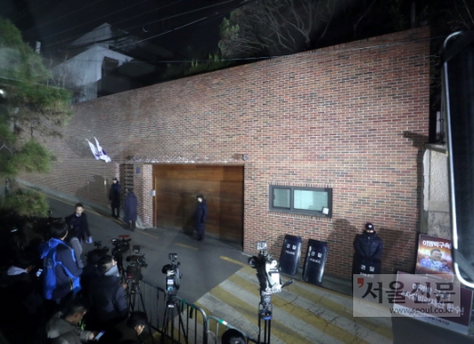 [서울포토] ‘구속 여부 임박’ MB 자택앞 취재진 집결