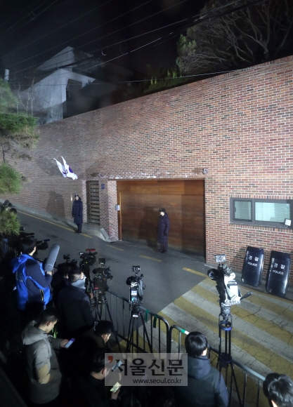 이명박 전 대통령에 대한 구속 여부가 임박한 가운데 22일 저녁 서울 강남구 논현동 이 전 대통령 자택 앞에 취재진이 대기하고 있다.