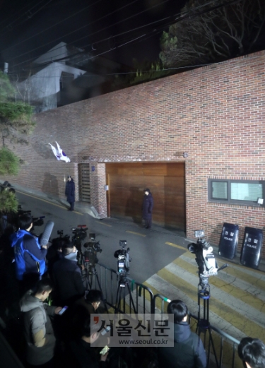 [서울포토] 긴장감 흐르는 이명박 전 대통령 자택 앞