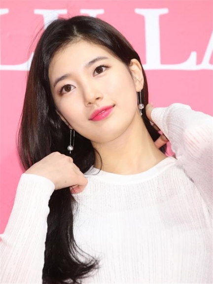 배우 수지가 22일 오후 서울 갤러리 원에서 열린 코스메틱 브랜드 랑콤 행사에 참석해 포즈를 취하고 있다. <br>뉴스1