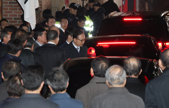 22일 이명박 전 대통령에 대한 구속영장이 발부된 가운데 이 전 대통령이 서울 강남구 논현동 자택을 나와 측근들과 인사를 하고 있다.