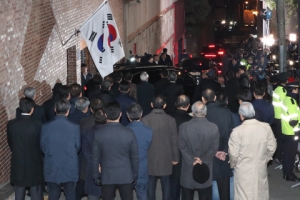 지지자들 없이… MB, 측근들과 악수 뒤 동부구치소로