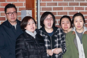 눈물로 아버지 MB 배웅한 이시형씨