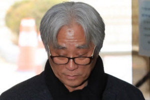 ‘연극단원 17명 성추행’ 혐의 이윤택 기소의견 검찰 송치