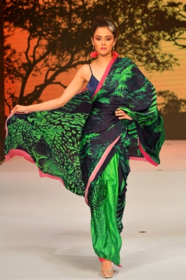 모델이 22일(현지시간) 스리랑카 콜롬보 힐튼 호텔에서 열린 ‘콜롬보 패션 위크’중 스리랑카 디자이너 Jaish Jayesingha의 작품을 선보이고 있다. AFP 연합뉴스