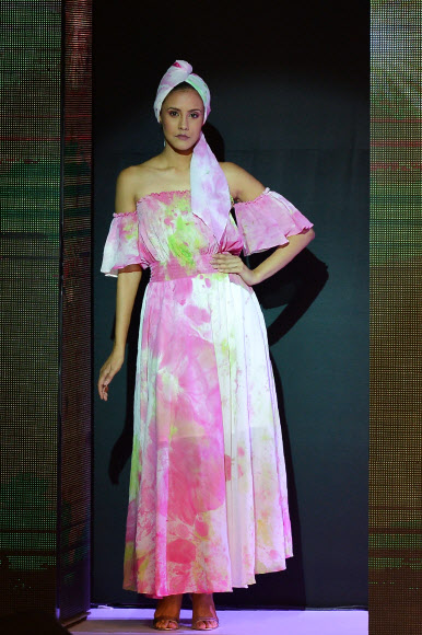 모델이 22일(현지시간) 스리랑카 콜롬보 힐튼 호텔에서 열린 ‘콜롬보 패션 위크’중 스리랑카 디자이너 Gihan Ediriweera의 작품을 선보이고 있다. AFP 연합뉴스