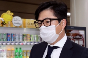 [포토] ‘안경과 마스크로 변신’ 고영태, 법정으로