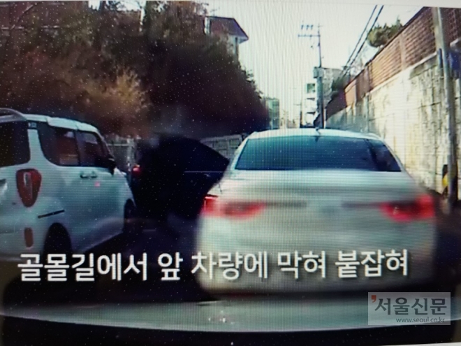 차량을 훔친 중고교생들이 경찰 순찰차와 10분가량 추격전을 벌이다가 골목길에서 붙잡혔다. 연합뉴스 캡처.