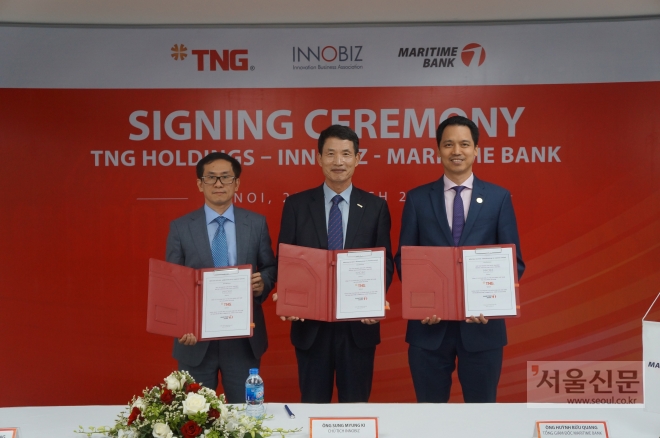 성명기(가운데) 회장이 지난 22일 베트남 하노이 TNR 빌딩에서 티앤지홀딩스, 마리타임은행 등과 3자 업무협약을 맺고 기념사진을 찍고있다. (이노비즈협회 제공) 