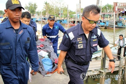2018년 3월 23일 말레이시아 해양경찰과 현지 구조대원들이 믈라카 해협에서전복된 중국 기업 소유 모래준설선에서 구조한 중국인 선원들을 의료시설로 옮기고 있다. AFP=연합뉴스