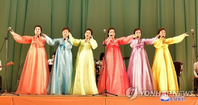 지난해 북한에서 열린 김정은 북한 노동당 위원장의 군 최고사령관 추대 6주년 기념공연.