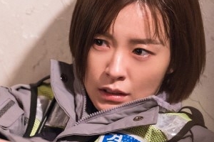 ‘라이브’ 정유미, 떨리는 눈빛으로 테이저건 겨눴다 ‘일촉즉발 상황’