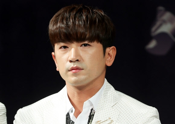 그룹 신화 이민우가 25일 오후 서울 송파구 올림픽공원 뮤즈 라이브홀에서 열린 20주년 기념 기자간담회에 참석하고 있다.  연합뉴스