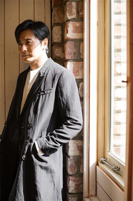 열심히 하려고 애쓰는 배우로 배우 장동건은 관객들에게 ‘열심히 하려고 애쓰는 배우’로 기억되고 싶다고 했다. “예전엔 한계를 인정하고 싶지 않았고, 사람들의 기대치보다 더 해내고 싶었어요. 하지만 이젠 제 역량을 받아들이고 그 안에서 제가 잘할 수 있는 것들을 성숙하게 해내고 싶어요.”  CJ엔터테인먼트 제공