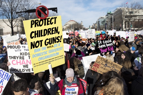 참가자들이 ‘총이 아니라 아이들을 보호하라’ 등의 문구를 적은 팻말을 들고 행진하고 있다. 주최 측은 이날 집회에 워싱턴에만 50만명, 전국 80만명이 모인 것으로 추산했다. 워싱턴 EPA 연합뉴스