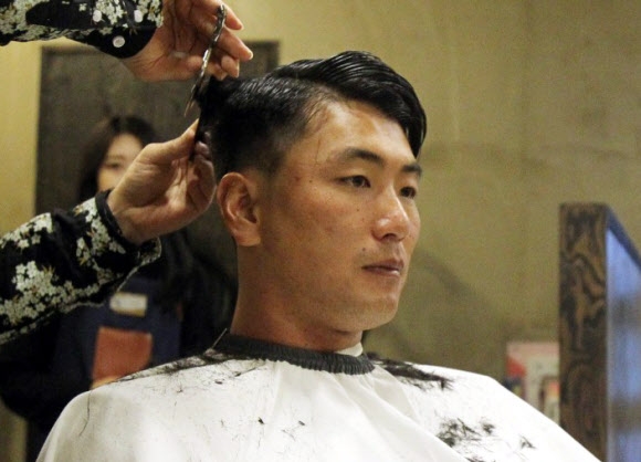 복귀전을 마친 뒤 인천의 한 미용실에서 소아암 환우에게 기부하고자 길렀던 머리카락을 자르고 있는 모습.  SK 제공