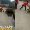 도랑으로 아이 내던지는 중국 여성 ‘충격’