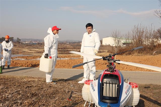 공재광(오른쪽) 평택시장 이 지난 16일 조류인플루엔자(AI)가 추가로 발생한 오성면 양교리 소재 산란계 농장에서 AI 차단을 위한 방역 현장을 점검하고 있다. 평택시 제공