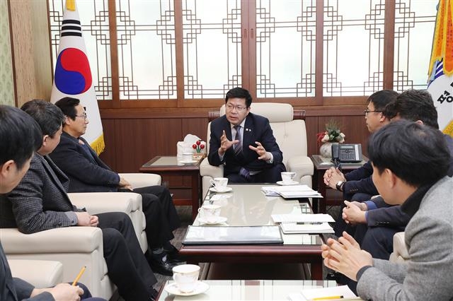 지난달 22일 공 시장(가운데)이 고덕 산업단지 내 삼성전자 2기 반도체 공장의 투자 확정에 따른 현안 해결을 위해 한국전력 관계자들과 간담회를 갖고 있다. 평택시 제공