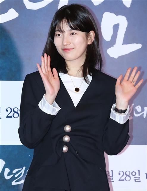 배우 수지가 26일 오후 서울 용산cgv에서 열린 ‘7년의 밤’ VIP 시사회에 참석해 포즈를 취하고 있다.<br>‘7년의 밤’은 ’7년의 밤’은 한 순간 우발적인 살인으로 모든 것을 잃게 된 남자 최현수(류승룡 분)와 그로 인해 딸을 잃고 복수를 계획한 남자 오영제(장동건 분)의 7년 전 진실과 끝나지 않은 이야기를 그린 작품이다. <br>뉴스1