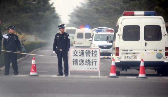 중국 국빈관 조어대서 교통통제하는 공안들