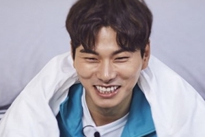 ‘이불 밖은 위험해’ 이이경 로꼬, 포스터 공개..이불 속 환한 미소