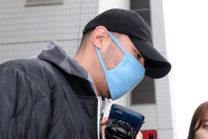 [포토] ‘폭행 혐의’ 래퍼 정상수, 영장실질심사 마치고 수갑 찬 채