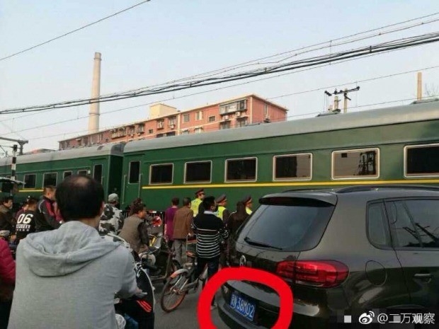 베이징 건널목에서 목격된 북한 열차 추정 기차. 중국 웨이보=연합뉴스
