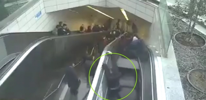 엘리베이터 고장으로 한 남성이 안으로 빨려들어가는 순간 모습(유튜브 영상 캡처)