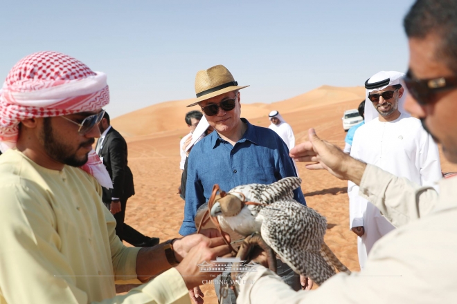 매에 관심 갖는 문 대통령 문 대통령이 26일 UAE 아부다비 근처 사막에서 매 사냥을 구경하고 있다. 2018.3.27  청와대 페이스북