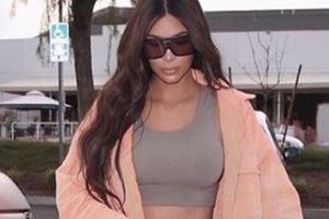 킴 카다시안 “포토샵 실패? 터무니없는 말” 사진 자세히 보니 ‘깜짝’