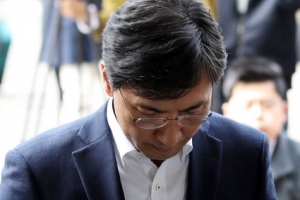 [포토] 고개 숙인 안희정, 영장실질심사 출석