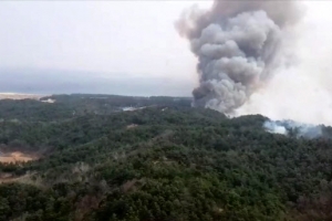 고성 산불 가진항 인근까지 번져…어선 25척 해상으로 대피