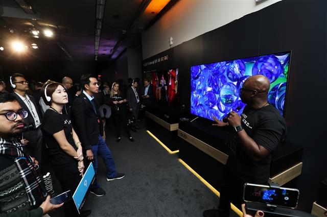 지난 7일(현지시간) 미국 뉴욕 증권거래소에서 열린 ‘더 퍼스트룩 2018 뉴욕’ 행사에서 글로벌 미디어 업계 관계자들이 삼성전자의 2018년형 QLED TV 신제품을 감상하고 있다.  삼성전자 제공