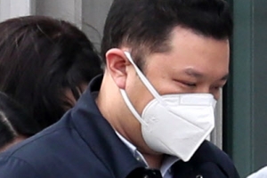 [포토] 이명박 전 대통령 면회 온 아들 이시형 씨