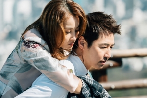 ‘손 꼭 잡고’ 한혜진-윤상현, 봄햇살 속 남산 데이트...‘애틋’