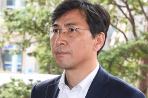 “안희정 증거인멸·도망 염려 없어” 영장 기각