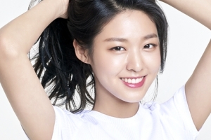 “독보적 허리라인” 설현, 화보 속 건강미 넘치는 복근