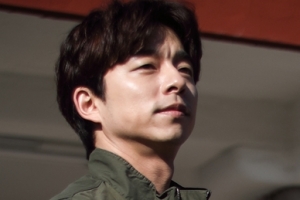 “감미로운 눈빛” 공유, 함께 떠나고 싶은 화보 비하인드컷