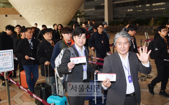 29일 서울 김포공항에서 예술단 평양공연 선발대가 평양으로 출국하고 있다. 공연장 설치 및 음향점검을 위한 기술진으로 이뤄진 선발대는 예술단이 공연할 동평양대극장과 류경정주영체육관에 무대 시설을 점검한다. 한편 예술단 본진은 31일 오전 방북할 계획이다. 최해국 선임기자seaworld@seoul,co.kr