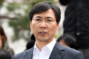 ‘위력에 의한 추행’ 입증 총력…檢, 안희정 영장 재청구 검토